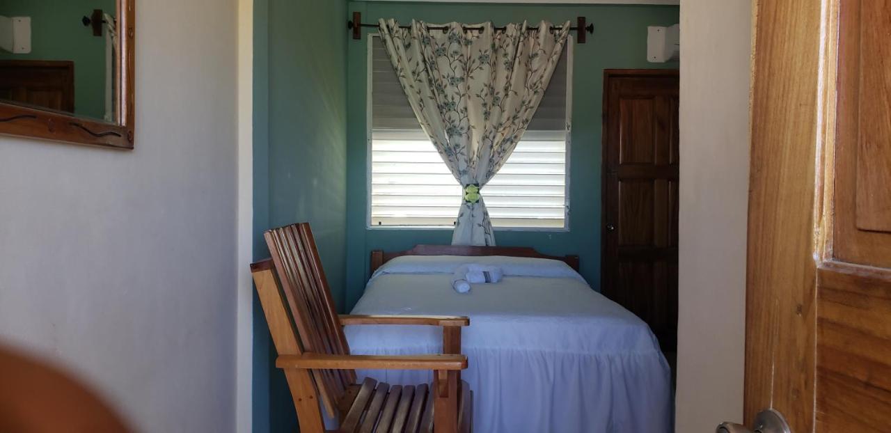 Pal'S On The Beach - Dangriga, Belize Екстер'єр фото