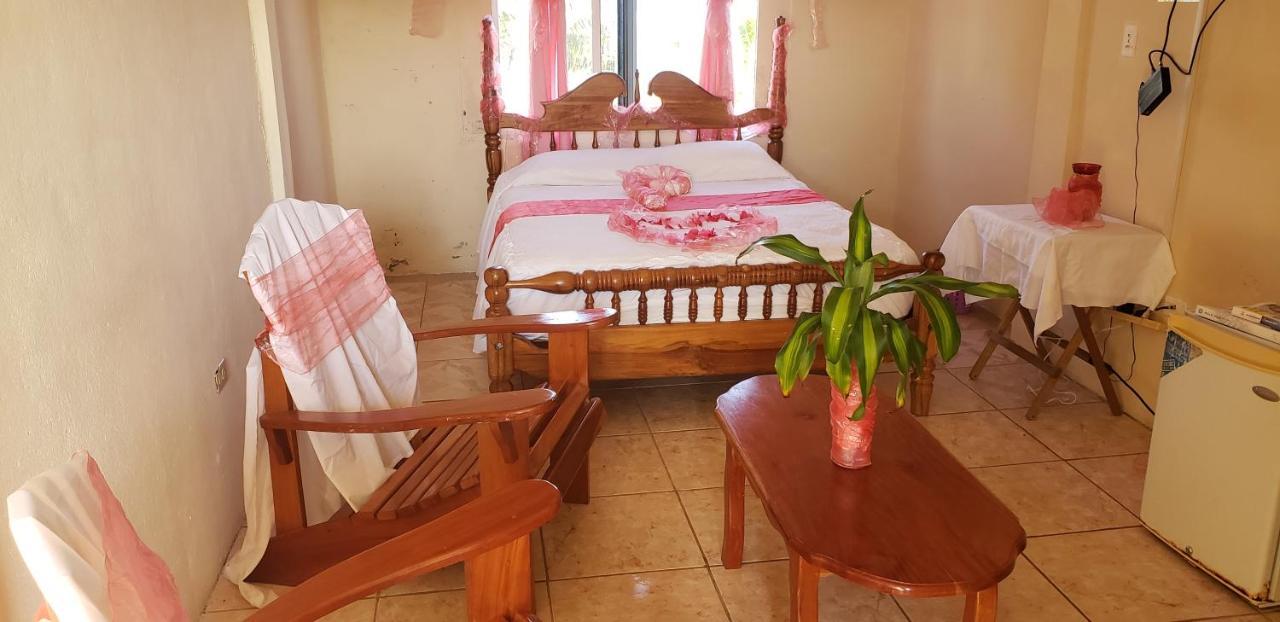 Pal'S On The Beach - Dangriga, Belize Екстер'єр фото