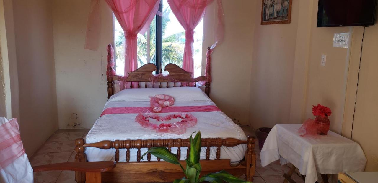 Pal'S On The Beach - Dangriga, Belize Екстер'єр фото